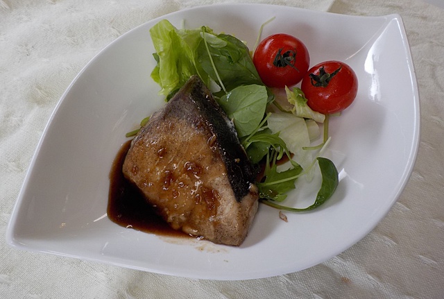 鰤のバルサミコソースかけ